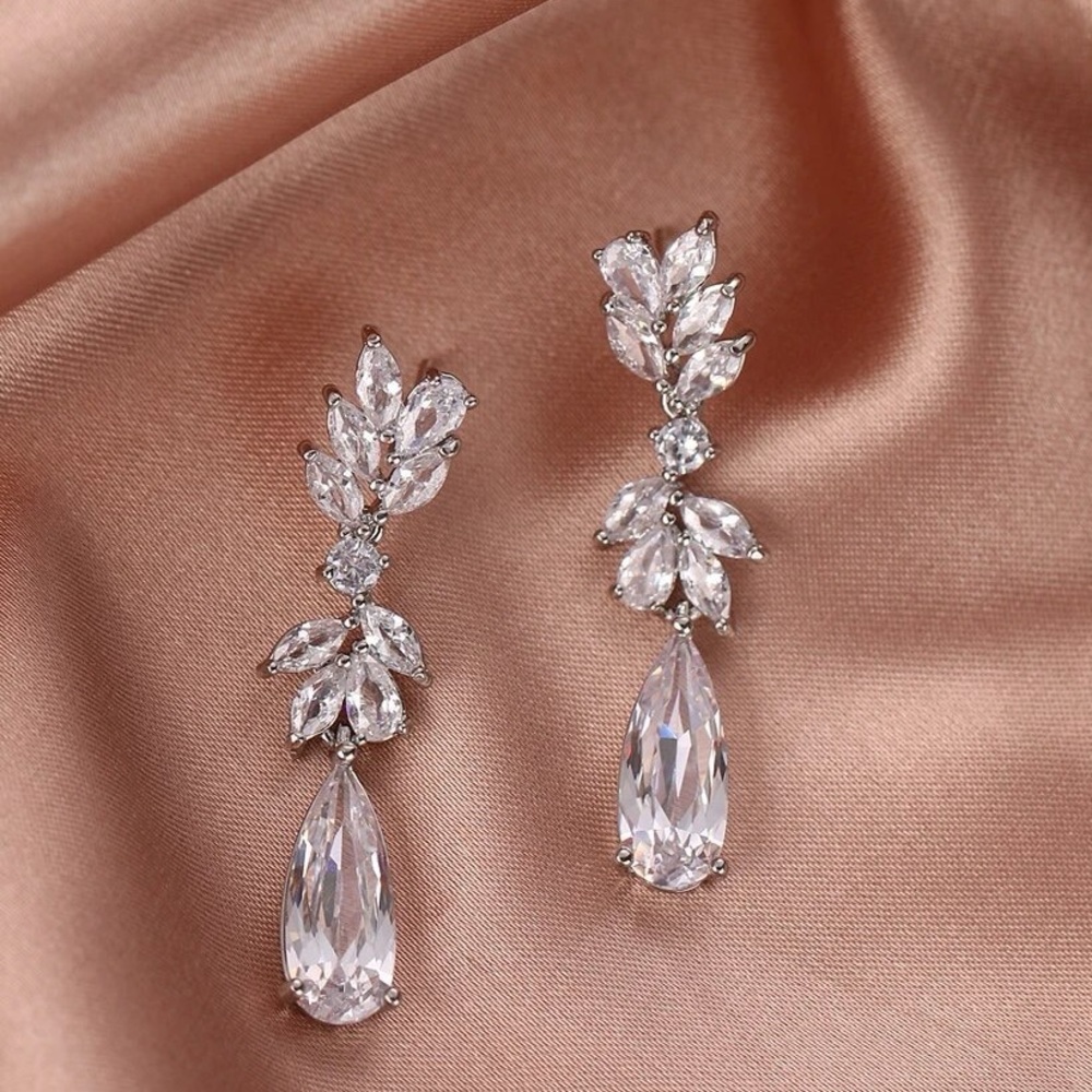 NEW SILVER DIAMONDS EARRINGS